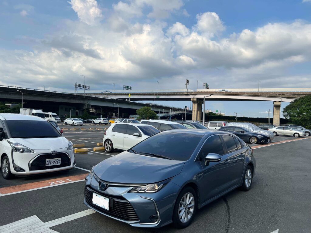 Toyota Corolla油電籃藍右前牌照己遮